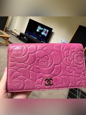 Preowned vintage Chanel Rose Pink Camellia Embossed Leather Continental Wallet